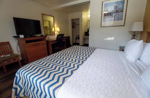 Pendleton Hotel | Budget Stay w/King Bed & Free Breakfast Perfect for Culture Trips in Pendleton