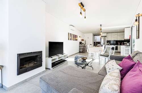 Pera House | Casa Colina II – Pool, BBQ & Family Retreat