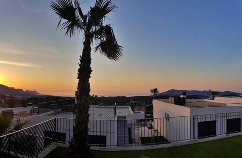 Polop House | Casa con piscina climatizada y vistas al mar