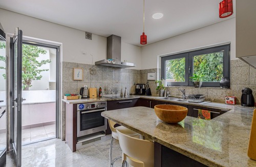Cascais House | Casa das Fontes – House of Wells with Mountain View, Private Garden and Wi-Fi