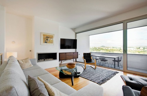 Oliveira do Douro Villa | Casa dos Cubos Douro River House with swimming pool and river views