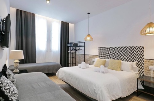 Collblanc y La Torrassa Hotel | Casa Nanit Hostal habitacion 5