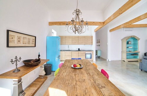 Sao Pedro House | Charming 2-bedroom building in lovely Faro with WiFi, AC