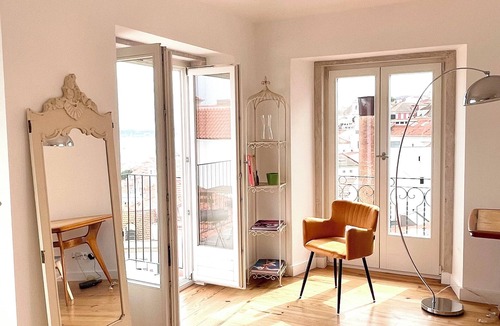 Santo Estevao Apartment | Charming 2-bedroom Riverview Apartment with Elevator, AC, WiFi in Alfama- Lisboa