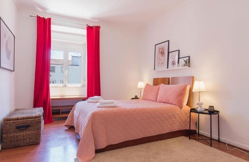 Sacramento Apartment | Charming Chiado 2Bedr W/Balcony and View
