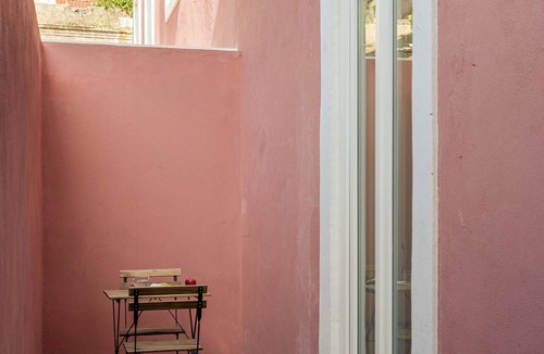 Linda-a-Velha Apartment | Contemporary Comfort in Lisbon