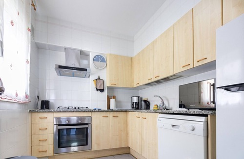 Llanca Apartment | Cosy Apartment in Town, 800m from Port Beach - A/C, Dishwasher, Near Main Square