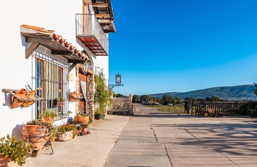 Cati House | Country House 'Vell' with Mountain View, Private Garden and Wi-Fi