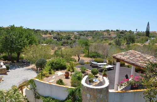Quelfes Apartment | Exclusive apartment in a quiet location with private garden, sea view and boules