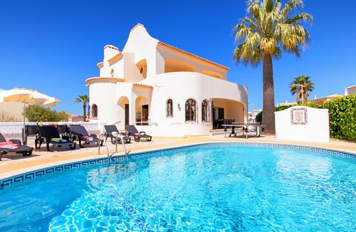 Gale Villa | Family retreat with heatable pool and BBQ