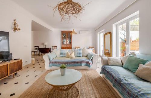 Casal da Ladeira Villa | Family Villa in Lisbon ,Heated Pool ,Elevator,Parking,6 Bedrooms,Sleeps 14