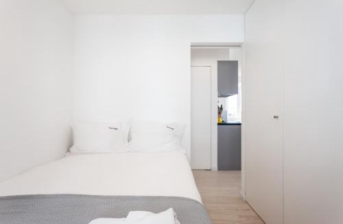 Linda-a-Velha Apartment | FLH Ajuda Modern Apartment