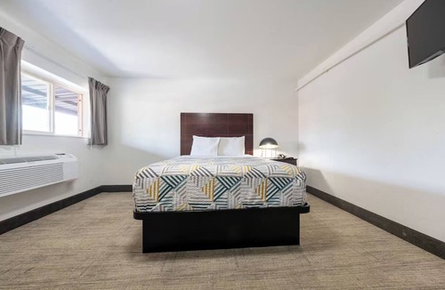 Hollywood District Hotel | Functional Studio w/Private Bathroom in Portland