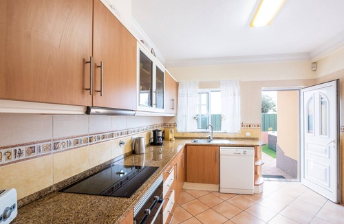 Albufeira Villa | Getaway w/heatable pool and jacuzzi in Albufeira