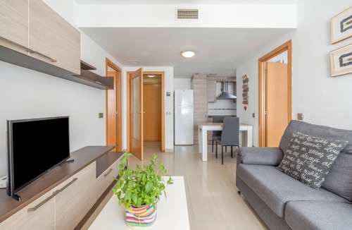 Deltebre Apartment | Ground-Floor Apartment 'Planta Baja Marita' with Shared Pool, Wi-Fi, and Air Conditioning