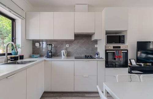 Charneca de Caparica e Sobreda House | Holiday Home "Rebelsardine" with Shared Pool and Wi-Fi