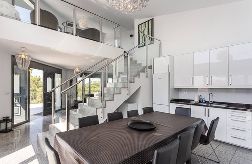 Lloret Blau House | Holiday Home 'Blau' with Sea Views, Wi-Fi, and Air Conditioning