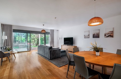 Carvalhal House | Holiday Home 'Casa Tróia' with Private Garden, Wi-Fi and Air Conditioning