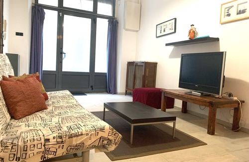 El Poble-sec Apartment | Huge Family Apt With Patio: Central Barcelona