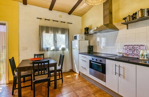 Torroella de Montgri House | La Paisa Holiday Home with Mountain Views and Wi-Fi