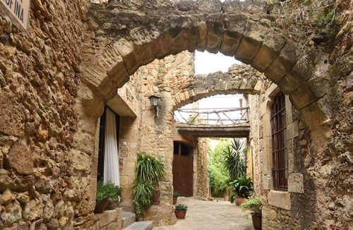 Mas Pinell Apartment | Lovely apartment for 4 guests with WIFI, pool, TV, terrace and parking