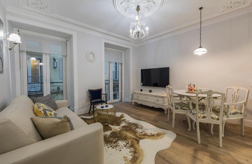 Sacramento Apartment | LovelyStay - Vintage Flat Near Santa Justa Elevator!