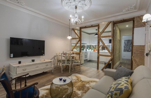 Sacramento Apartment | LovelyStay - Vintage Flat Near Santa Justa Elevator!