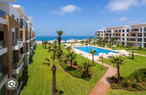 Plage des Nations Apartment | Magnifique appartement familial a Prestigia offrant une vue panoramique exceptionnelle sur trois piscines Idealement situe a seulement 5 minutes a pied de la Plage des Nations et a 20 minutes en voiture de Rabat et 15 minutes de l aeroport