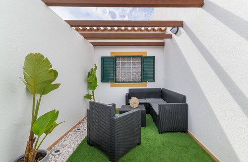 Vila Nova de Milfontes House | Malibu Guest House Holiday Home with Private Terrace, Wi-Fi, and Air Conditioning