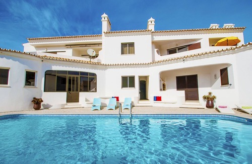 Castelo Apartment | Modern apartment with BBQ in Galé