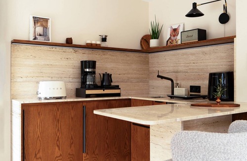 Charneca de Caparica e Sobreda House | Modern Bungalow in Lush Garden - Aroeira