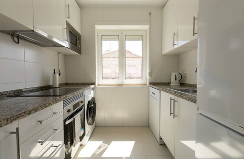 Mina Apartment | Modern Haven in Amadora