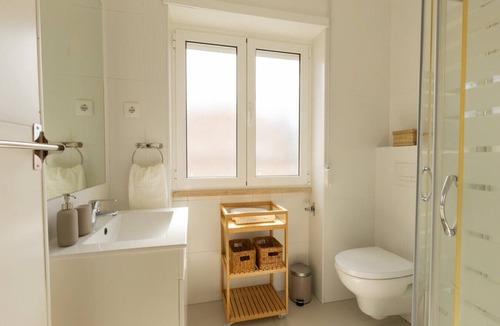 Mina Apartment | Modern Haven in Amadora