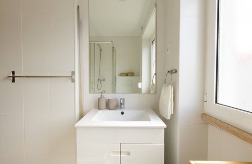 Mina Apartment | Modern Haven in Amadora