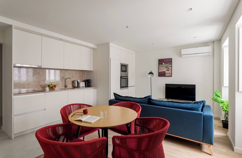 Linda-a-Velha Apartment | Modern Hideaway in the Heart of Lisbon