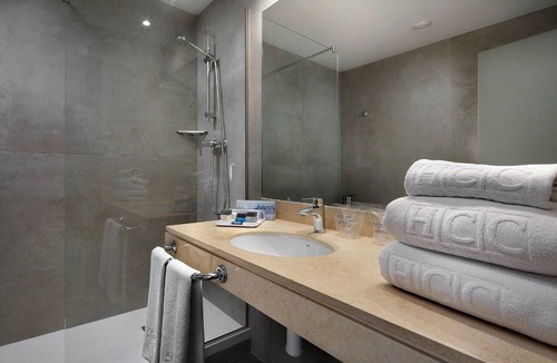 Gothic Quarter Hotel | Montblanc | Triple Room Child | Near Las Ramblas | Free Parking