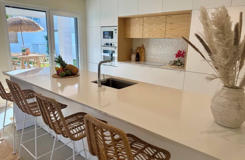 Charneca de Caparica e Sobreda Villa | *NEW* Charneca Sunrise, luxury villa close to Lisbon & Beach