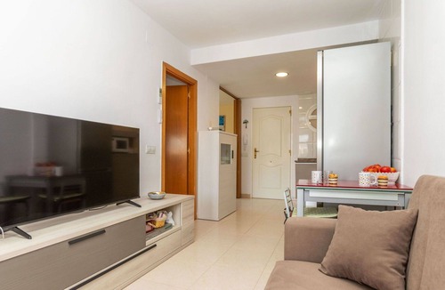 L'Hospitalet de l'Infant Apartment | Nice apartment for 5 people with pool, A/C, TV, balcony and pets allowed