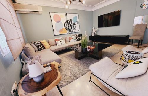 RACINE EXTENSION Apartment | Number Nine Triangle d'Or by IB Signature - Chic 3-Bedroom family apartment in sought-after area, 24 x7 Security - Self check-in - Parking - City View with terrace - Walk to Cafes! City Centre