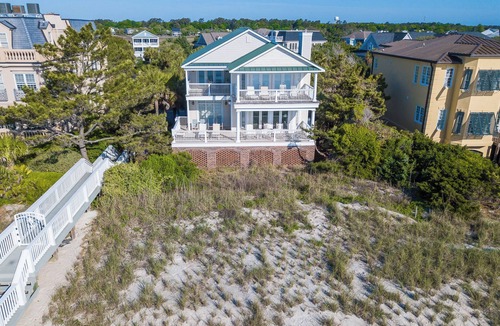 Litchfield by the Sea House | Oceanfront Home with pool access located in Charlestowne Grant community in Litchfield By the Sea.