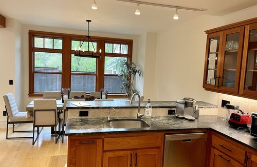 Amazon House | Premier Eugene Craftsman + Private Wellness Yard, Hot Tub, Sauna and Walk to UO