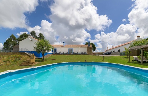 Sao Luis Apartment | Room 'Monte Do Sol 1' with Mountain View, Wi-Fi and Air Conditioning