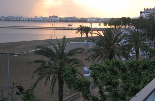 Roses Town Center Apartment | ROSES: Super Apartment on the FIRST LINE OF THE SEA for 6–8 PEOPLE in the CITY CENTER