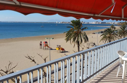 Roses Town Center Apartment | ROSES: Super Apartment on the FIRST LINE OF THE SEA for 6–8 PEOPLE in the CITY CENTER