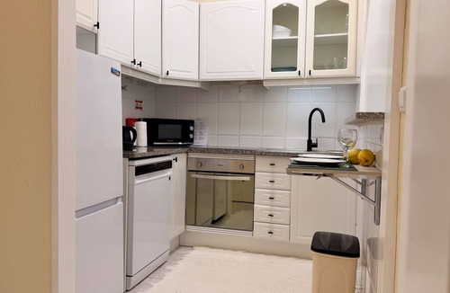 Praia de Santa Cruz Apartment | Santa Cruz Beach Retreat | Walk to Beach, Surf & Restaurants