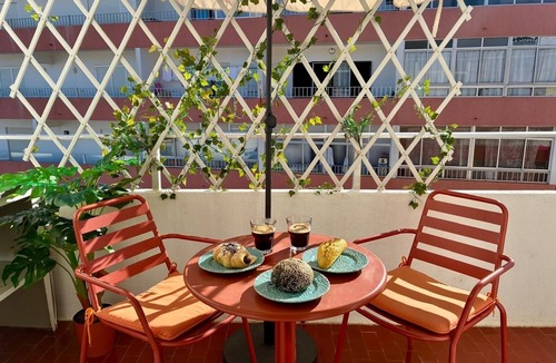 Praia de Santa Cruz Apartment | Santa Cruz Beach Retreat | Walk to Beach, Surf & Restaurants