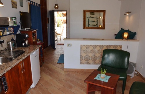 Quelfes Apartment | Small apartment in a quiet location with two private terraces and sea views