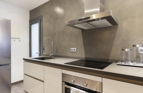El Poble-sec Apartment | Sophisticated Flat in Trendy Poble Sec