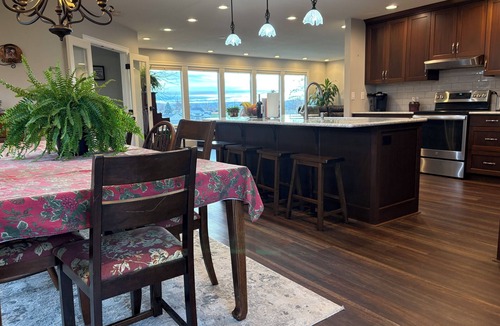 Walla Walla House | Spacious 6-bedroom farmhouse in Walla Walla close to Multiple Wineries