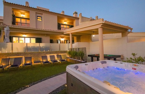 Urbanizacao dos Calicos Villa | Spacious Villa w/Jacuzzi Close to the Beach Free WiFi